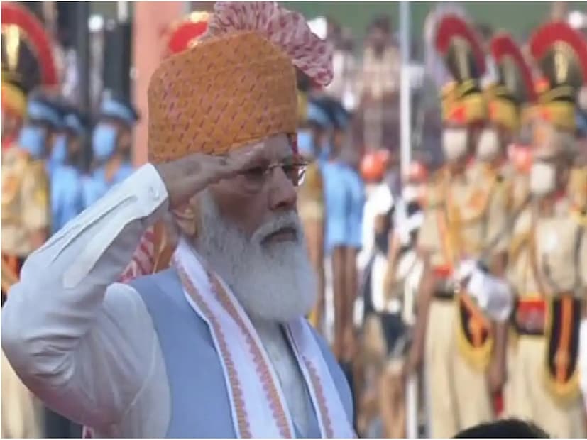 ২০২০ সালে প্রধানমন্ত্রী নরেন্দ্র মোদি জাফরান এবং ক্রিম রঙের পাগড়ি পরেছিলেন। এই সময়, প্রধানমন্ত্রী মোদী একটি চমৎকার উপায়ে একটি হাফ-হাতা কুর্তা পরেছিলেন । তার পরণে জাফরান পাড়ের সাদা দোপাট্টাও ছিল।