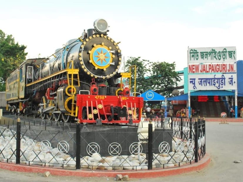 * যাত্রীদের উচ্চমানের পুষ্টিকর খাবার দেওয়ার জন্য এফএসএসএআই (ফুড সেফটি অ্যান্ড স্ট্যান্ডার্ডস অথোরিটি অব ইন্ডিয়া)-এর পক্ষ থেকে উত্তর পূর্ব সীমান্ত রেলওয়ের কাটিহার ডিভিশনের নিউ জলপাইগুড়ি রেলওয়ে স্টেশনকে স্বীকৃতি জানিয়ে ‘ইট রাইট স্টেশন’ সার্টিফিকেট প্রদান করা হয়েছে। 