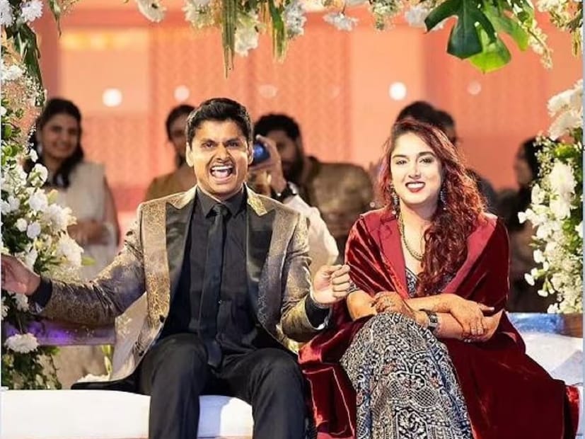 শনিবার রাতে মুম্বইয়ের নীতা মুকেশ আম্বানি কালচাব়্যাল সেন্টারে বসেছিল ইরা ও নুপুরের গ্র্যান্ড রিসেপশন৷ সেখানেও উপচে পড়েছিল বলি তারকাদের ভিড়৷ নবদম্পতিকে আর্শীবাদে ভরিয়ে দিয়েছিলেন বলিউডের লেজেন্ড সায়রা বানু, রেখা, ধর্মেন্দ্র, জয়া থেকে ক্যাটরিনা কাইফ, রণবীর সিং, শাহরুখ, সলমন সহ প্রমুখরা৷