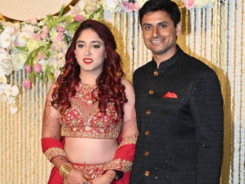 লাল লহেঙ্গায় অপরূপ ইরা, কালো শেরওয়ানিতে সুন্দর দেখাচ্ছে আমিরের জামাইকে।