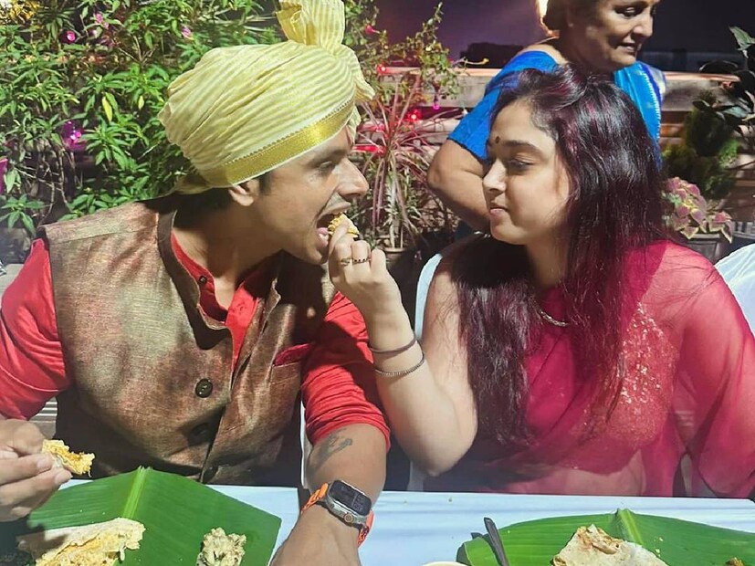 জোর প্রস্তুতি শুরু হয়েছে দিন কয়েক ধরে। প্রাক বিবাহ অনুষ্ঠানে খান পরিবারে কী ধরনের খাবার রাখা হয়েছিল জানেন? নূপুরের পোস্ট করা ছবিতে সাদামাটা খানাপিনার ঝলক দেখা গিয়েছে।