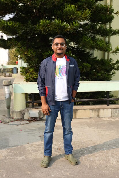 ‘রাজা রানি রোমিও’ এক রোম্যান্টিক থ্রিলার। সাফ জানিয়েছেন জয়দীপ, এটি আর পাঁচটা থ্রিলারের চেয়ে অনেকটাই আলাদা। &quot;আমরা যখন বড় হচ্ছি, সেই সময়ে বলিউডে নব্বইয়ের দশকে গুপ্ত, বাজিগরের মতো প্রচুর থ্রিলার তৈরি হয়েছে, সেগুলোয় একটা প্রেমের গল্পও থাকত। আজকাল তা খুব একটা দেখতে পাওয়া যায় না। বাংলাতে তো একেবারেই নয়, এমনকী হিন্দিতেও খুবই কম। সেখান থেকেই এই রোম্যান্টিক থ্রিলার তৈরির ভাবনা&quot;, বলছেন পরিচালক।