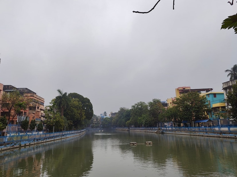 আগামী ৪৮ ঘণ্টায় দক্ষিণবঙ্গের পশ্চিমের জেলাগুলিতে বৃষ্টি আর উত্তরবঙ্গের দার্জিলিংয়ের উঁচু পার্বত্য এলাকায় তুষারপাতের সম্ভাবনা রয়েছে। এ সপ্তাহে দক্ষিণবঙ্গে হালকা বৃষ্টি আর উত্তরবঙ্গে বৃষ্টির সঙ্গে তুষারপাতের সম্ভাবনা। নতুন করে জাঁকিয়ে শীতের স্পেল শুরু ফের ১০ জানুয়ারি থেকে। এমনটাই জানিয়েছে আবহাওয়া দফতর ৷