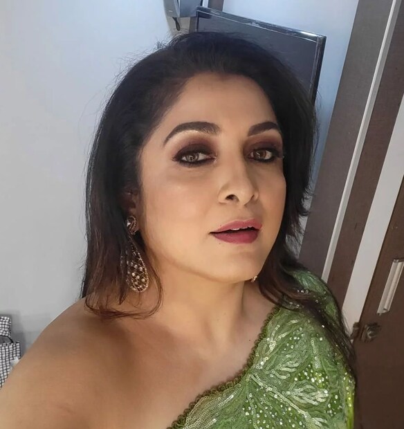 এর আগে ১৯৮৫ সালে মুক্তি পেয়েছিল রম্যা অভিনীত ‘ভেল্লাই মানাসু’। ওই তামিল ছবিতে ওয়াইজি মহেন্দ্রর বিপরীতে দেখা গিয়েছিল তাঁকে।সম্প্রতি এক সাক্ষাৎকারে রম্যা জানিয়েছেন, তাঁর তামিল ও তেলুগু ছবি ধারাবাহিক ভাবে ফ্লপ হওয়ায় তাঁর মনে হতে থাকে যে, তিনি একেবারেই ভাল অভিনেত্রী নন। রম্যার কথায়, “ফ্লপ ছবির কারণে আমার মা-ও বেশ বিড়ম্বনায় পড়েছিলেন। একবার তো আমার মুভি দেখে তিনি জানতে চান যে, ‘কীভাবে তুমি বেঁচে আছো’। আমার মা-ই হলেন আমার সবথেকে বড় সমালোচক।” 