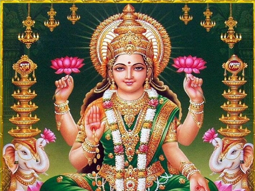 তারপর লাল বস্ত্র বা চুনরি এবং তারপর ফুল ও মিষ্টি নিবেদন করে পূজা করা উচিত। এর পাশাপাশি 'ওম মহালক্ষ্মী নমঃ' মন্ত্র জপ করলে তার আশীর্বাদ পাওয়া যায়।