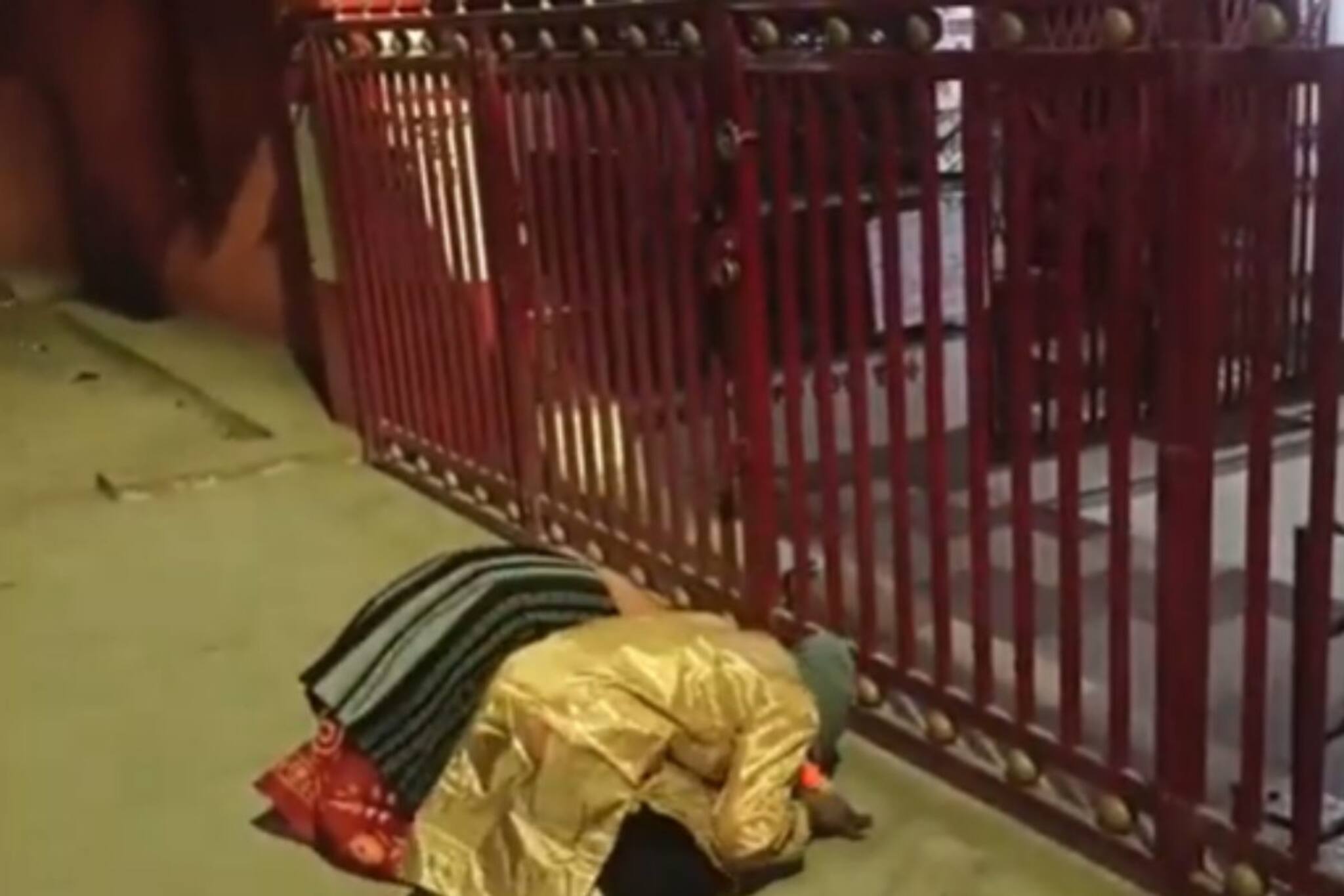 গভীর রাতে মন্দিরে দুই যুবতী, যা কাণ্ড ঘটাল তারা, দেখে হতবাক সকলে