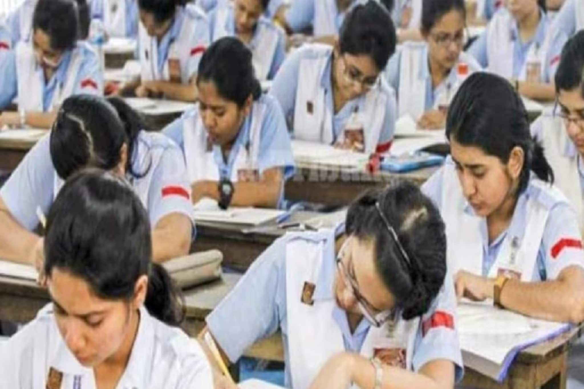 বাড়ির পোষ্য, পোকামাকড়কে দূরে রাখুন উত্তরপত্র থেকে, শিক্ষক-শিক্ষিকাদের নির্দেশ