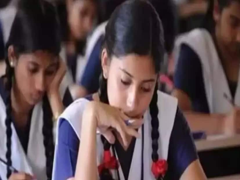 এই বিজ্ঞপ্তি পরীক্ষা শুরুর আগে ঘোষণা করতে হবে পরীক্ষার ঘরেই। এই মর্মে নির্দেশ দিল মধ্যশিক্ষা পর্ষদ। প্রশ্নপত্রের ছবি যাতে সোশ্যাল সাইটে ভাইরাল না হয় তার জন্য এই সিদ্ধান্ত পর্ষদের।