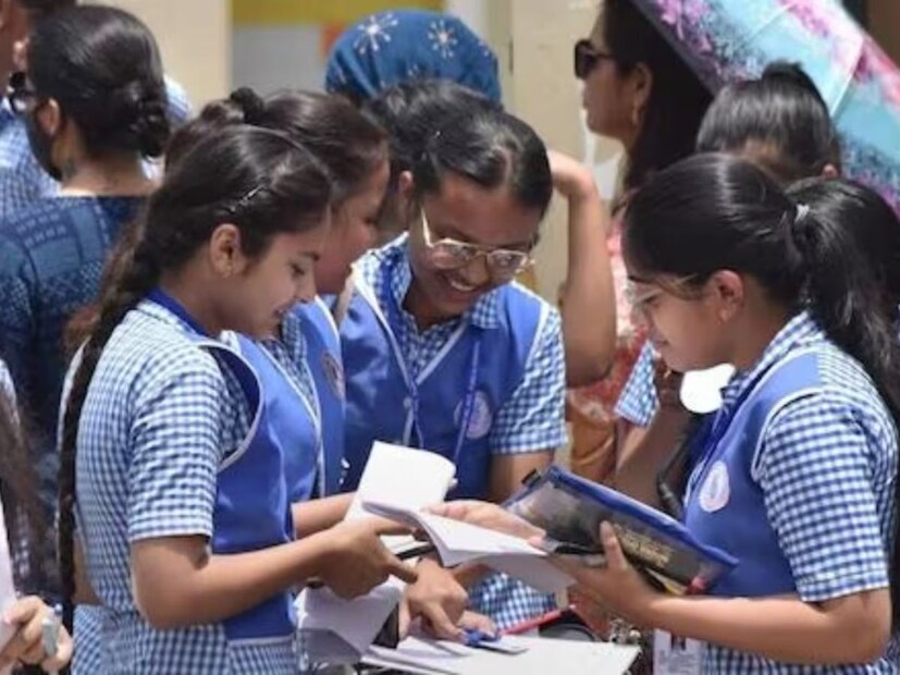 প্রসঙ্গত, মাধ্যমিক পরীক্ষার সময়সীমা এবার এগিয়ে এনেছে মধ্যশিক্ষা পর্ষদ। সকাল ৯.৪৫ থেকে দুপুর ১টা পর্যন্ত হবে মাধ্যমিক পরীক্ষা। চলতি বছরে ২ ফেব্রুয়ারি থেকে শুরু পরীক্ষা।