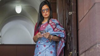 বাংলো ছাড়লেন মহুয়া মৈত্র