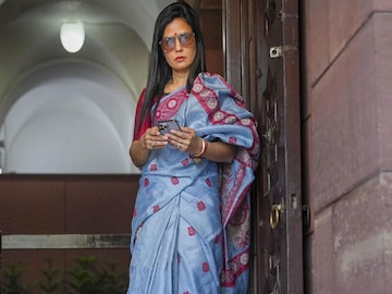 বাংলো ছাড়লেন মহুয়া মৈত্র