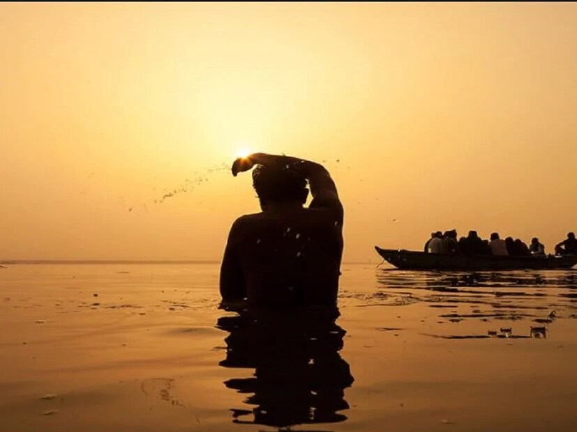 ইংরেজি বছর অনুযায়ী এটিই প্রথম উৎসব। নিয়ম অনুসারে এই দিনে স্নান ও দান করার বিশেষ তাৎপর্য রয়েছে। এই দিনে রাশি অনুযায়ী দান করলে সারা বছর ঘরে সুখ, সমৃদ্ধি বজায় থাকে। কোন রাশির জাতক-জাতিকা কী দান করবেন দেখে নেওয়া যাক এক নজরে।