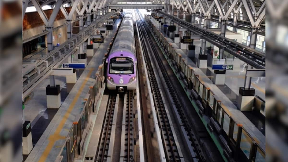 মেট্রোয় স্বল্পবসনা নারীর ভিডিও করছিলেন যুবক! নজরে পড়তেই শাস্তি দিলেন মহিলা!