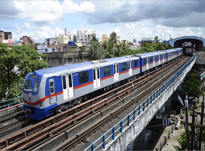 New Garia-Ruby Metro Station: নিউ গড়িয়া- রুবি মেট্রো লাইনের স্টেশন: এই লাইনে পাঁচটি স্টেশন রয়েছে। কবি সুভাষ (নিউ গড়িয়া), সত্যজিৎ রায় (হাইল্যান্ড পার্ক), জ্যোতিরিন্দ্র নন্দী (মেট্রো ক্যাশ অ্যান্ড ক্যারি ও অজয়নগর), কবি সুকান্ত (অভিষিক্তা ক্রসিং) এবং হেমন্ত মুখোপাধ্যায় (রুবির মোড়)।
