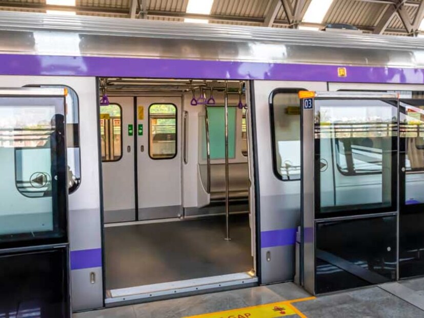 New Garia-Ruby Metro Station: প্রত্যেক দিন সকাল ৯টায় প্রথম মেট্রো ছাড়ে। শেষ মেট্রো ছাড়ে বিকেল ৪টে ৪০ মিনিটে। ২০ মিনিট অন্তর চলে মেট্রো। শনিবার ও রবিবার এই অংশে মেট্রো চলে না। 