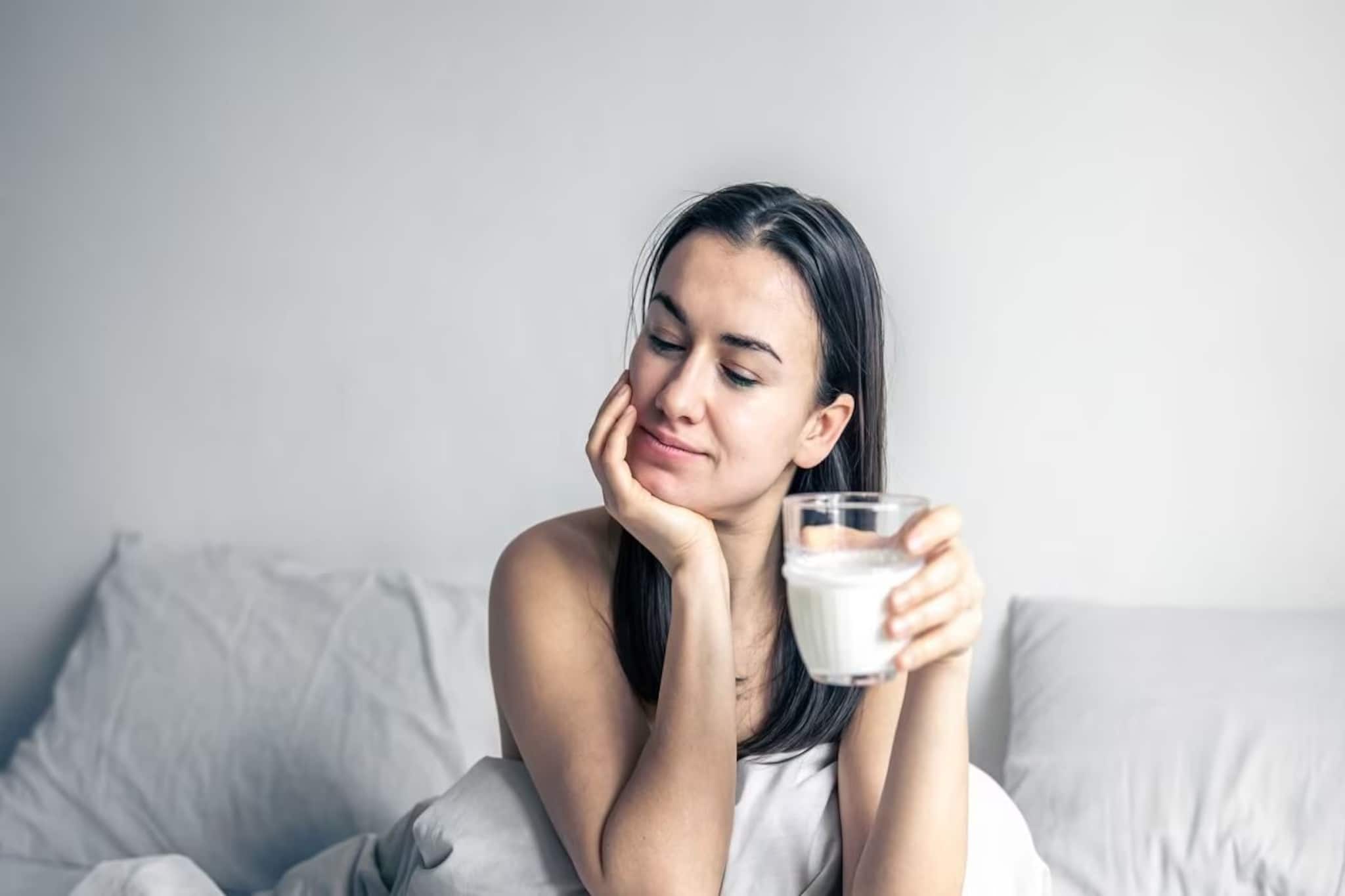 পুষ্টির ভাণ্ডার, শিশুদের জন্য অমৃত! হাজার গুণ থাকলেও দুধে চুমুক দেবেন না এঁরা!