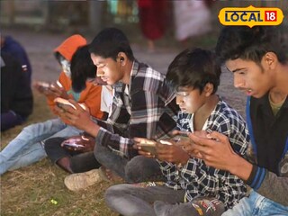মোবাইলে গেম খেলতে ব্যস্ত পড়ুয়ারা 