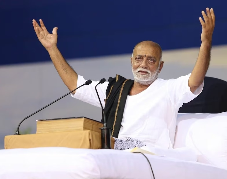 এই বিশাল মন্দির নির্মাণের জন্য যিনি সবথেকে বেশি দান করেছেন, তাঁর নাম কেউ অনুমানও করতে পারবেন না। কারণ তিনি কোনও বড় চলচ্চিত্র অভিনেতা বা বড় ব্যবসায়ী নন। তিনি হলেন মোরারি বাপু, একজন গুজরাতি আধ্যাত্মিক গুরু এবং রামকথার আবৃত্তিকার। শ্রীরাম জন্মভূমি তীর্থক্ষেত্র নামের মন্দির নির্মাণ ট্রাস্ট বলেছে যে, বাপু নিজেই রাম মন্দিরে সর্বাধিক পরিমাণ দান করেছিলেন।
