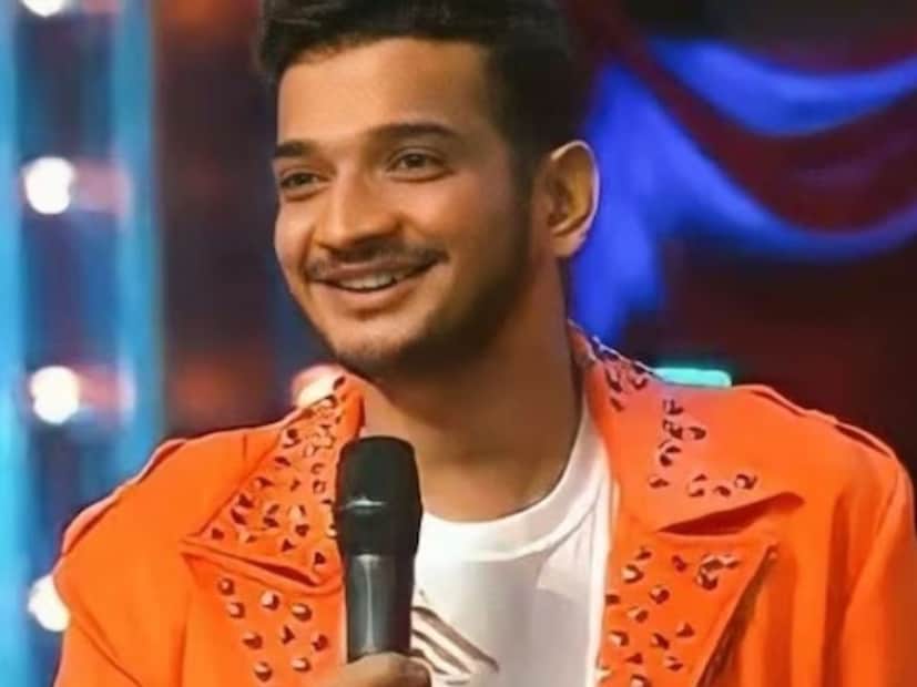 মুনাওয়ার আরও বলেছিলেন, “আমি জানি যে, ও আমায় দেখছে। ও আমার ভক্ত, এমনকী আমার সমস্ত গানও ওর জানা। আমার সব মিউজিক ভিডিও দেখে। আমি যা যা পোস্ট করি, সেই সব কিছুই দেখে।’’ 