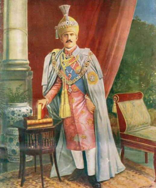বিখ্যাত টাইম ম্যাগাজিন ১৯৩৭ সালের ফেব্রুয়ারি সংখ্যায় নিজামকে বিশ্বের সবচেয়ে ধনী ব্যক্তি বলে প্রথম পৃষ্ঠায় রেখেছিল। লক্ষ লক্ষ 'টাকার ধুলো' জমত নিজামের প্রাসাদে। প্রতি বছর ইঁদুর কয়েক হাজার পাউন্ডের নোট খেয়ে ফেলত, যার কোনও হিসাব ছিল না। 