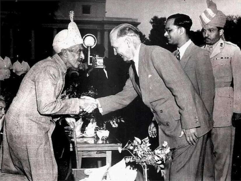মীর ওসমান আলী খান যেমন ধনী ছিলেন তেমনি কৃপণতার জন্য কুখ্যাত ছিলেন। "ফ্রিডম অ্যাট মিডনাইট" অনুসারে, নিজামের কাছে একবারে ২০০ জনকে খাওয়ানোর মতো যথেষ্ট সোনার পাত্র ছিল, তবে তাঁর কৃপণতা ছিল যে তিনি নিজেই টিনের পাত্রে খেতেন। প্রায়শই তিনি নোংরা জামা কাপড় পড়তেন। নিজামের শয়নকক্ষটিও একেবারে সাদামাটা ছিল।  সেখানে একটি ভাঙা খাট, তিনটি চেয়ার আর কিছু আসবাবপত্র ছাড়া আর কিছুই ছিল না।