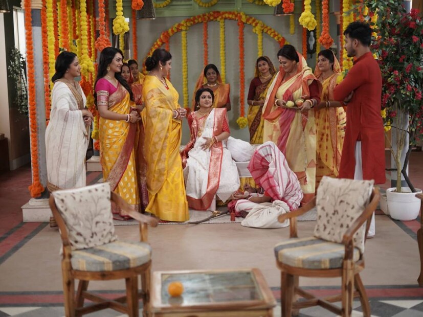 হঠাৎই কলির কাছে এক গ্রাহক ফোন করে জানায়, দইয়ের অর্ডার দেওয়া সত্ত্বেও সে সঠিক সময়ে ডেলিভারি পায়নি। কলি ঠিক করে, সেই রাতেই সাইকেল চালিয়ে দই দিয়ে আসবে সেই গ্রাহককে। 