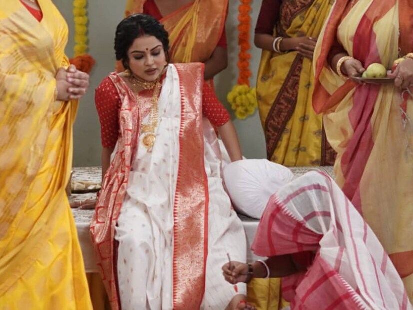 সাইকেল চালিয়ে কলি বের হতে না হতেই, কলির সাইকেলের চাকায় লোহার রড ঢুকিয়ে দেয় দর্শনা। ছিটকে পড়ে কলি। এবার কী হবে, কলি আর তার বাচ্চার?