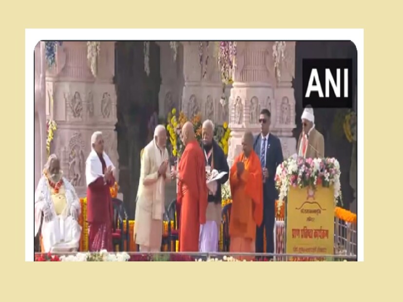 গোবিন্দ দেব গিরি মহারাজ প্রধানমন্ত্রী মোদিকে চরণামৃত পান করান৷ Photo- ANI
