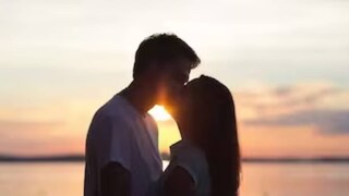 প্রেমের চুম্বনে মিলেমিশে থাকে যৌনতার আশ্লেষ বা আবেগ