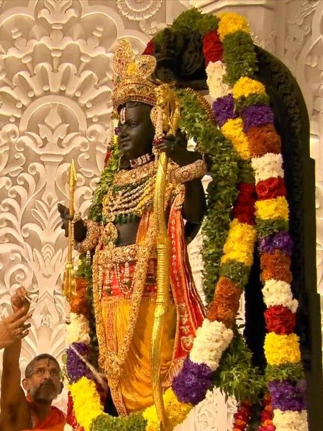 রামলালা বিগ্রহের দৈর্ঘ্য ৫১ ইঞ্চি। পাঁচ বছর বয়সি শিশুর সারল্যে ভরপুর এই বিগ্রহের ওজন ১.৫ টন।