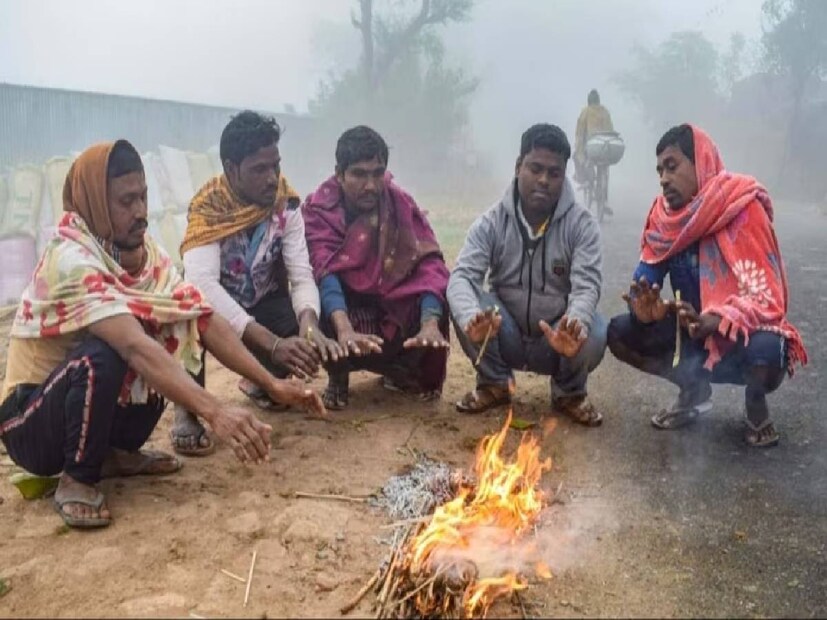 জানুয়ারি মাস পড়ে গেলেও বৃহস্পতিবার পর্যন্ত চেনা শীতের দেখা মেলেনি চলতি মরসুমে। তাপমাত্রার পারদ ঘোরাফেরা করেছে ১৬ থেকে ১৭ ডিগ্রির আশপাশে। ডিসেম্বরেও শীত তেমন ছিল না। গত মাসের মাঝামাঝি সময়ে কয়েক দিনের জন্য কলকাতার তাপমাত্রা ১৩ ডিগ্রির কাছাকাছি পৌঁছেছিল। তবে তার পর আবার পারদ উঠেছে চড় চড় করে। তারপর ঝঞ্ঝা কাটতেই শীত এল বঙ্গে৷ 