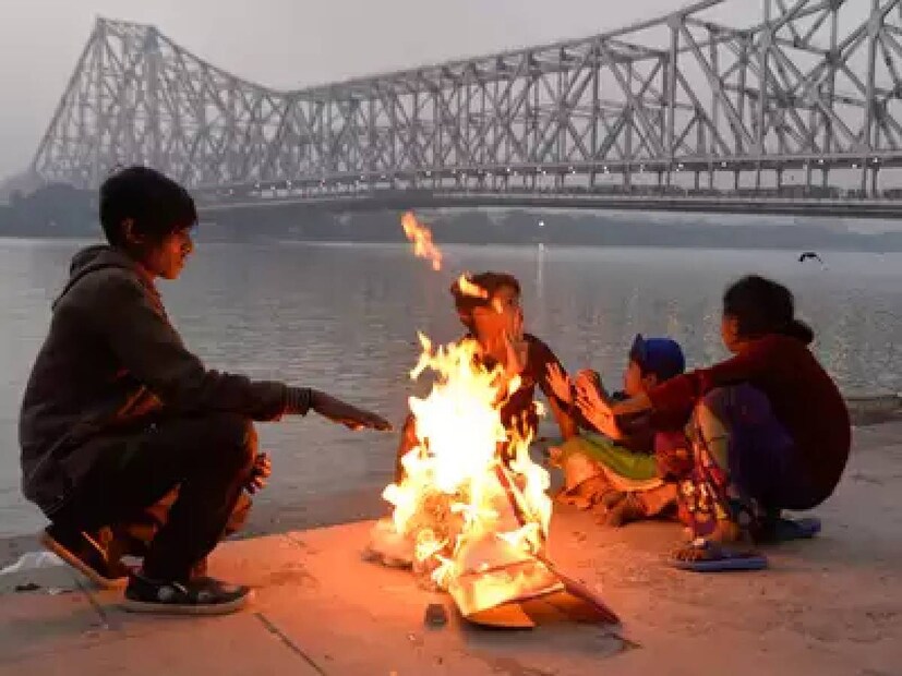সকাল থেকে হাল্কা শীতের আমেজ৷ হাওয়ায় শিরশিরানি৷ টানা ১৬ দিন পরে অবশেষে ১৪ ডিগ্রির ঘরে নেমেছিল কলকাতার পারদ৷ কিন্তু, এই শীত থাকবে কতক্ষণ? আগামী কয়েকদিন কেমন হতে চলেছে আবহাওয়া? রাজ্যে জাঁকিয়ে শীত পড়ছে ঠিক কবে থেকে? জানিয়ে দিয়েছে আবহাওয়া দফতর৷
