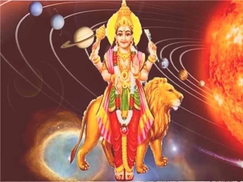 সিংহ রাশি: জ্যোতিষী জানাচ্ছেন, বুধাদিত্য রাজযোগের কারণে সিংহ রাশির জাতকেরা তাঁদের শিক্ষামূলক কাজে প্রচুর সাফল্য পাবেন। কোনও জায়গায় আগে থেকে বিনিয়োগ করা থাকলে সেখান থেকে বিপুল লাভের সম্ভাবনা থাকবে। তাদের বৈষয়িক সম্পদ বৃদ্ধি পাবে এবং দীর্ঘদিনের অমীমাংসিত কাজ সফল হবে এবং সমাজে তাঁদের সম্মান বৃদ্ধি পাবে।