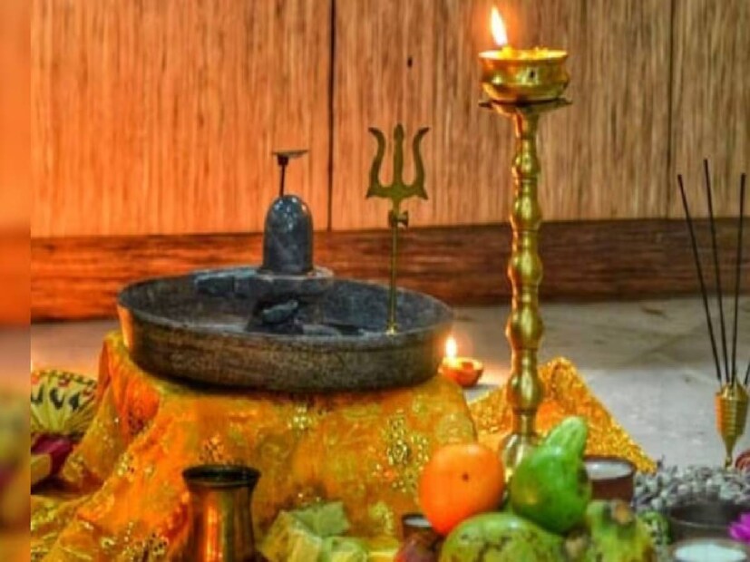 জ্যোতিষ বিশেষজ্ঞেরা জানাচ্ছেন, মকর সংক্রান্তির দিন যদি শিবের বিশেষ পূজা করা হয়, তাহলে উপকার পাওয়া যায়। জ্যোতিষী এবং বাস্তু পরামর্শদাতা পণ্ডিত হিতেন্দ্র কুমার শর্মা এ নিয়ে কী বলছেন, আসুন জেনে নিই।