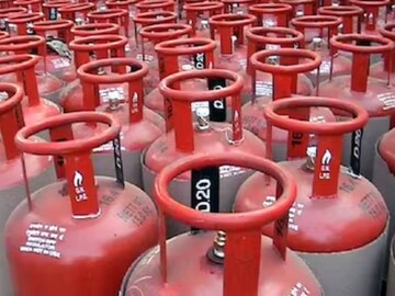 গ্যাস সিলিন্ডারে বিস্ফোরণের ভয়? বিপদ এড়াতে মেনে চলুন এই সহজ নিয়ম গ্যাস সিলিন্ডারে বিস্ফোরণের ভয়? বিপদ এড়াতে মেনে চলুন এই সহজ নিয়ম