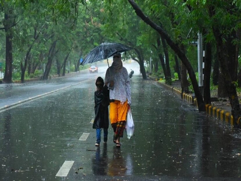 পাশাপাশি হালকা বৃষ্টি হবে কলকাতা, হুগলি, হাওড়া, উত্তর ২৪ পরগনা, পূর্ব ও পশ্চিম বর্ধমান, বাঁকুড়া এবং পুরুলিয়ায়। অন্যান্য জেলাতেও হালকা বৃষ্টির খুব সামান্য সম্ভাবনা আছে। 