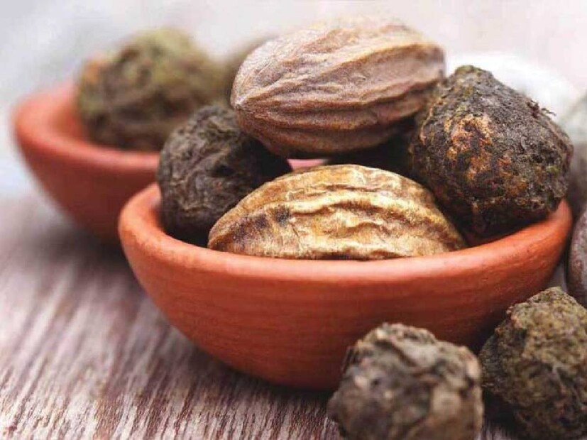 এ ছাড়া চুল যদি অকালে সাদা হয়ে যায় তাহলে তা কালো করতেও এই ফলটি সহায়ক। এই ফলের বীজের পেস্ট খুশকি ও চুলের দুর্বল গোড়ায় লাগালে চুল মজবুত হয়।