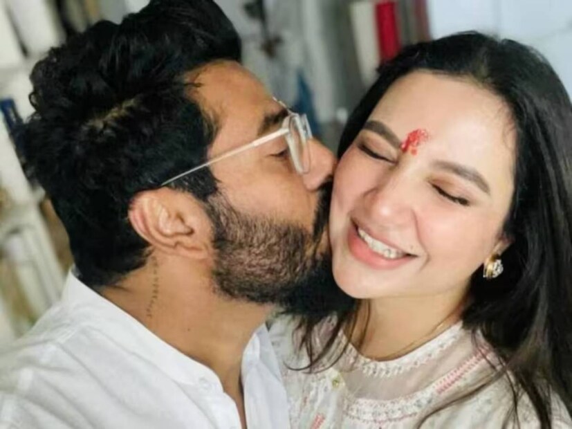নতুন বছরে শুভশ্রীর শুভেচ্ছা জানানোর ধরন পছন্দ হয়নি নেটিজেনদের। জনৈক লিখেছেন, 'সারাক্ষণ প্রমাণের চেষ্টা হ্যাপি কাপল! এইসব ছবি তুলে পোস্ট দেওয়া! বাস্তবে অসুখীদেরই কাজের ট্রেন্ড চলছে বর্তমানে।'