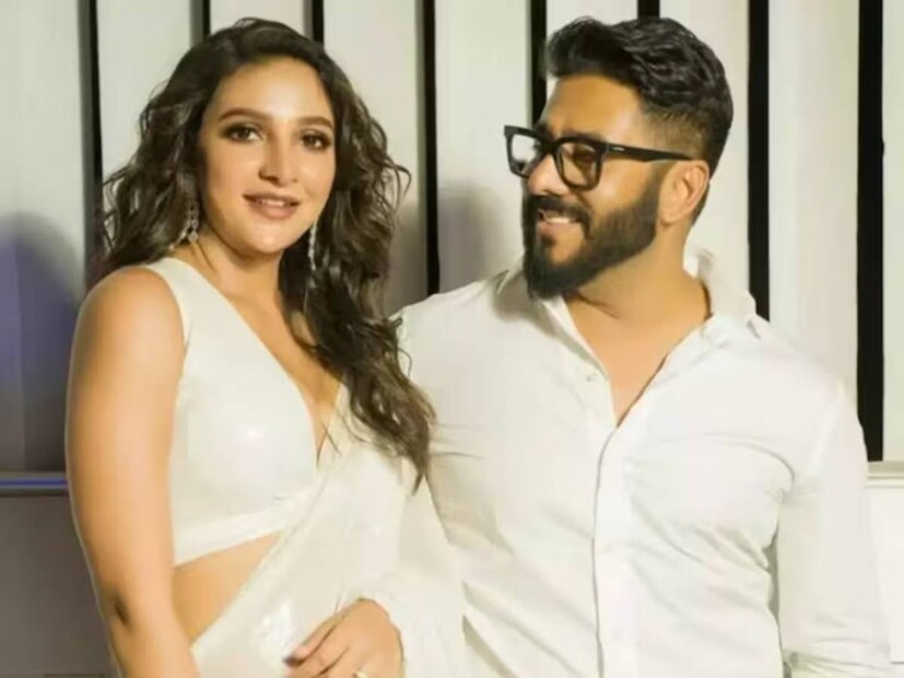 আরেকজন আবার লিখেছেন, 'সস্তা পাবলিসিটি না করলেই নয় না? মা হয়েছেন তো সন্তানদের এই শিক্ষা দেবেন? এসব দেখে তারা আপনাদের সম্মান করবে তো?', অন্য জনের প্রশ্ন'এত লোক দেখানো কেন?'