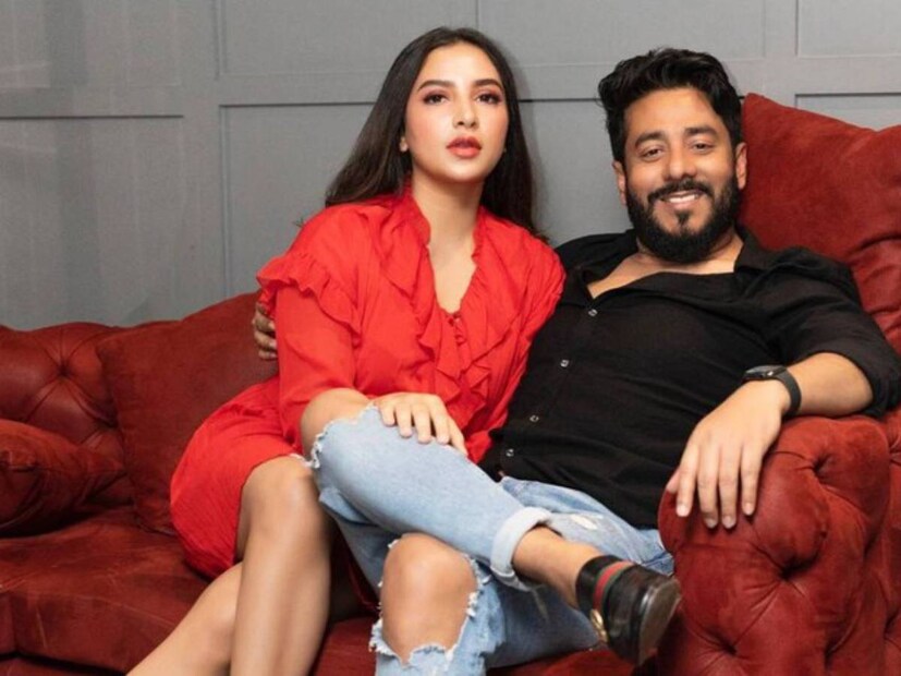 এমনই অসংখ্য কটূক্তিতে ভরে গিয়েছে শুভশ্রীর পোস্ট। কিন্তু তাতে কী! যাবতীয় নেতিনাচকতাকে তোয়াক্কা না করেই নিজেদের শর্তে বাঁচেন তাঁরা। 