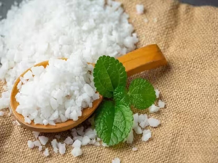 লাল কাপড়ে বাঁধা কর্পূরের টুকরো অবশ্যই বাড়ির এমন জায়গায় রাখতে হবে, যাতে বাড়িতে সর্বদা ধন-সম্পদের আশীর্বাদ থাকে।