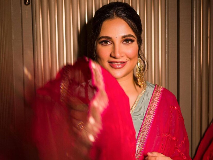 শুভশ্রী যদিও প্রথম নন। অতীতে এই পথে হেঁটেছেন আলিয়া ভাট, করিনা কাপুর খান, সোনম কাপুরও কোনও রকম মেকআপ ছাড়া নিজেদের ছবি পোস্ট করেছেন।