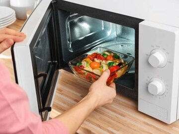 মাইক্রোওয়েভে এই সব খাবার গরম করছেন! শরীরে 'বিষ' ঢুকছে না তো? সাবধান হয়ে যান আগেই