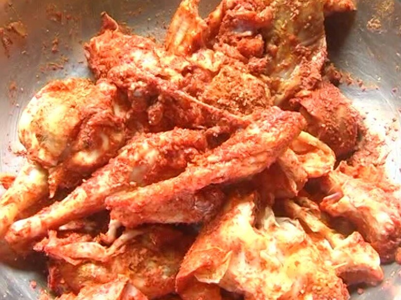 মাংস এবং ক্যাসারোলের ক্ষেত্রে মাইক্রোওয়েভ ব্যবহার না করাই ভাল। পুনরায় গরম করা কিছু খাবারে রাসায়নিক পরিবর্তন ঘটাতে পারে, যেমন দুধ পুষ্টিগুণ হারাতে পারে। মাইক্রোওয়েভ কার্সিনোজেনিক টক্সিন মুক্ত করে যা খাবারকে খাওয়ার অযোগ্য করে তোলে।