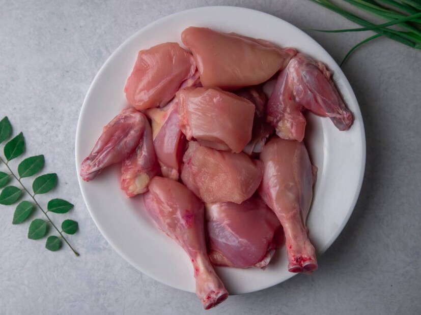 মাইক্রোওয়েভের মধ্যে অবশিষ্ট মুরগি পুনরায় গরম করা এড়িয়ে চলুন। মাইক্রোওয়েভে মুরগির মাংস পুনরায় গরম করা সম্ভব হলেও এতেকিছু সম্ভাব্য ঝুঁকি রয়েছে। প্রধান উদ্বেগের বিষয় হল  মাইক্রোওয়েভে মুরগির মাংস পুনরায় গরম করা হলে হট স্পট তৈরি হতে পারে, যেখানে মাংসের কিছু অংশ খুব গরম হয়ে যায় এবং অন্যগুলি ঠান্ডা বা উষ্ণ থাকে। যার ফলে মাংসের ঠান্ডা অংশে ব্যাকটেরিয়া জন্মাতে পারে, যা খাদ্যজনিত অসুস্থতার দিকে পরিচালিত করে। উপরন্তু, যখন একটি মাইক্রোওয়েভে পুনরায় গরম করা হয়, তখন মাংস শুষ্ক, শক্ত এবং অরুচিকর হয়ে উঠতে পারে।