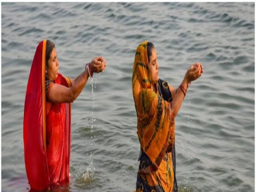 মকর সংক্রান্তির দিনে জল এবং গঙ্গা জল মিশিয়ে ভগবান শিবকে অভিষেক করতে হবে। গঙ্গায় স্নান করে শুদ্ধ বস্ত্রে ভগবান শিবকে গরুর দুধ ও খাঁটি ঘি দিয়ে অভিষেক করুন। পূজোর সময় ভগবান শিবকে কালো তিল, ফুল, বেলপত্র, শণ এবং ধুতুরা নিবেদন করুন৷ 