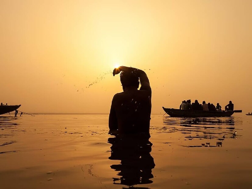 সূর্য যখন মকর রাশিতে প্রবেশ করে, তখন মকর সংক্রান্তি হয়। মকর সংক্রান্তি উপলক্ষে শুভ সময়ে স্নান ও দান করলে পুণ্য লাভ হয় বলে সাধারণ বিশ্বাস। সূর্যের এই রাশি পরিবর্তনের সাথে সাথে কন্যা এবং ধনু সহ ৫টি রাশির জন্য শুরু হচ্ছে শুভ সময়। আসুন জেনে নেওয়া যাক, সূর্যের এই চাল বদলে কোন কোন রাশি উপকৃত হতে চলেছে। 
