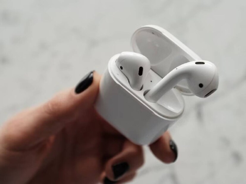 Apple Airpods থাকা ছিদ্রটি বেস-এর কোয়ালিটি ও স্পিকারেন ভাইব্রেশনকে উন্নত করতে সহায়তা করে।
