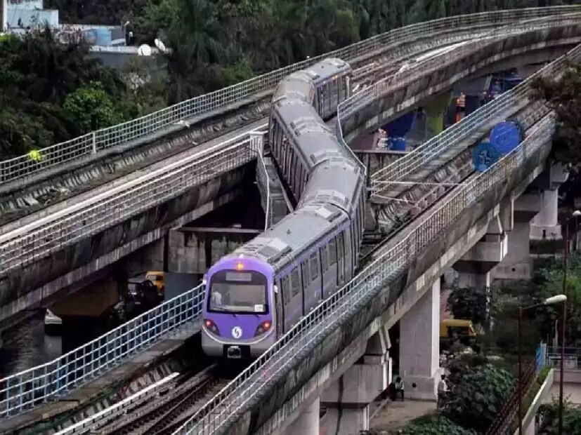 সকাল 06:55 টায় শিয়ালদহ থেকে সল্টলেক সেক্টর V. 07:00 টায় সল্টলেক সেক্টর V থেকে শিয়ালদহ৷ শেষ ট্রেন শিয়ালদহ থেকে রাত 21:35 মিনিটে, সল্টলেক থেকে 21:40 মিনিটে৷