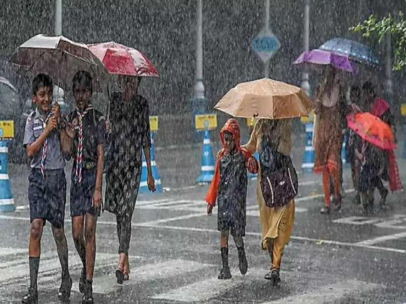 বিহার-ঝাড়খণ্ডের দিকে ধীরে ধীরে এগোনো ঘূর্ণাবর্তের জেরে ও বঙ্গোপসাগরে তৈরি হওয়া হাইপ্রেশার জোনের কারণে প্রচুর জলীয় বাষ্প ঢুকছে পশ্চিমবঙ্গে৷ সেই কারণেই, আগামী ২৪ ঘণ্টায় জেলায় জেলায় বৃষ্টির পূর্বাভাস দিয়েছে আবহাওয়া দফতর৷